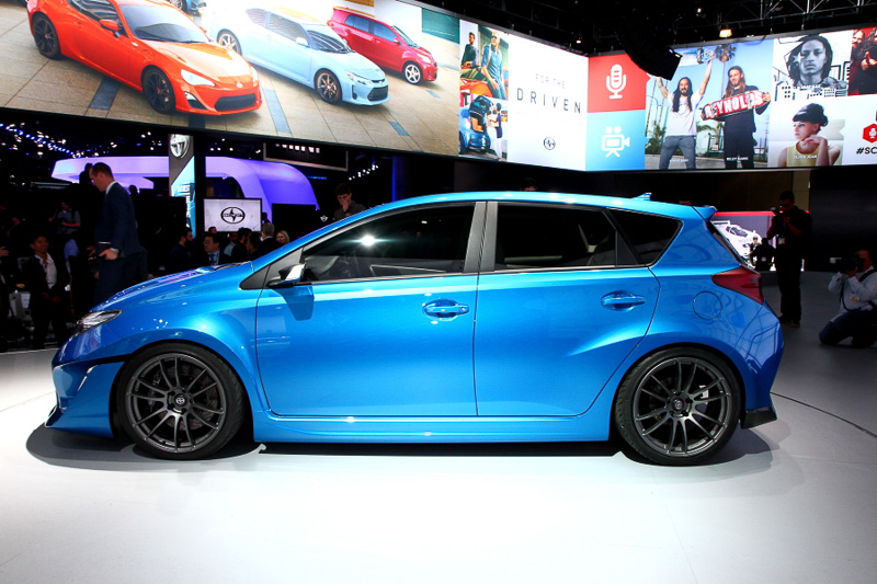 各種のエアロパーツを装着