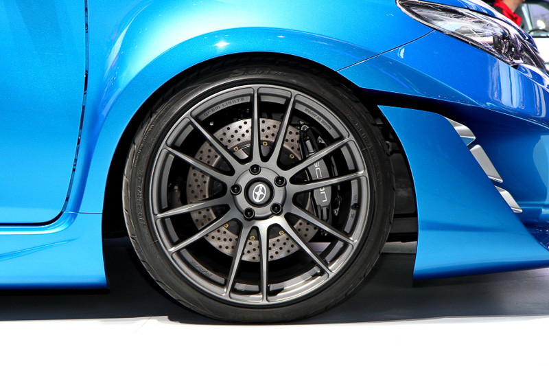 ホイールは19インチで、ブレーキも大径タイプを装備。市販化に際にはインチダウンすることになるだろう