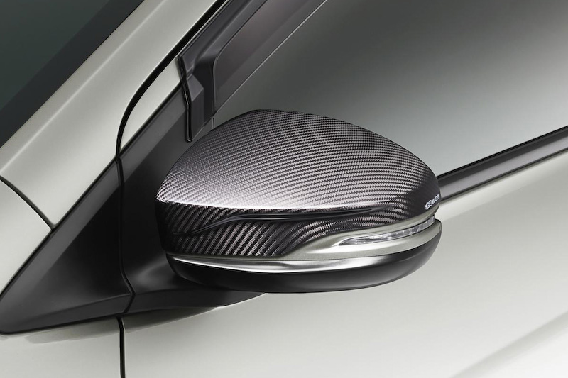 ドライカーボン素材を使用したカーボンドアミラーカバー。無限ロゴ入りで、価格は4万3200円