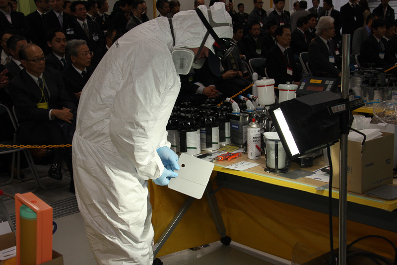 テスト塗装したパネルは乾燥させ、課題色のパネルと見比べる