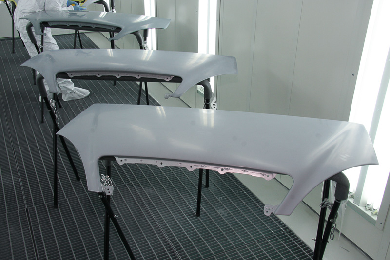 上塗り競技では下塗り状態の初代Aクラスのボンネットを使用