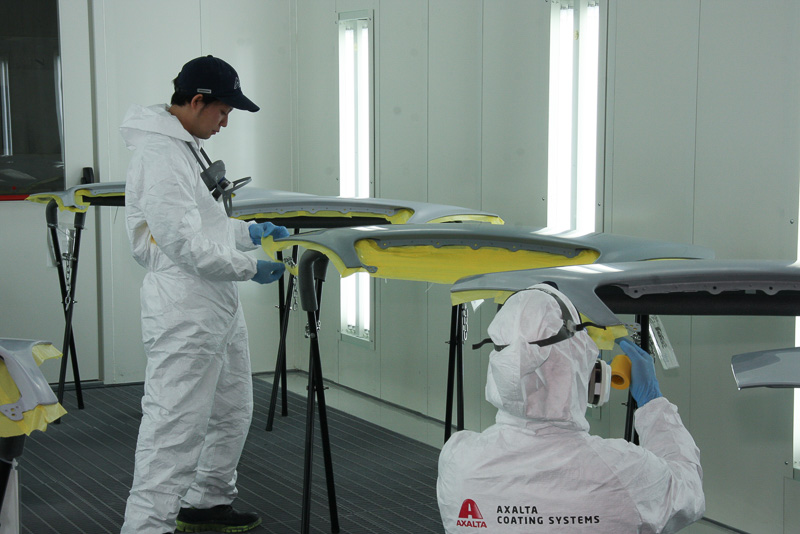 塗装前に各選手が自分の扱うボンネットにマスキングを実施したが、ここでも選手ごとに内容が少しずつ異なっていた