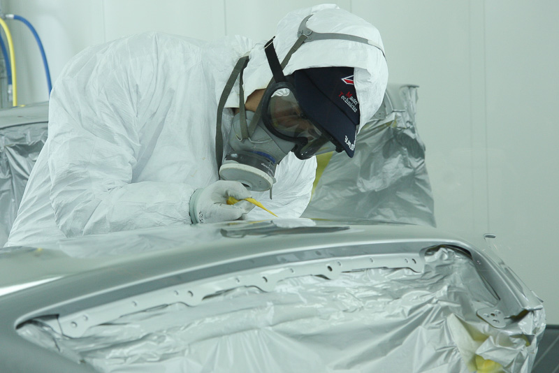 塗装中にマスキングテープのこよりで塗装面に付着したゴミを除去するシーンも見られた