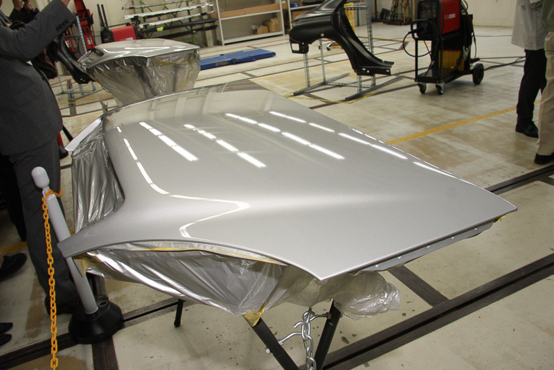 乾燥後に審査されたボンネット。ほぼ中央の位置に10×20cm（縦×横）の計測ゾーンを設定し、この部分の塗膜を膜厚計で実測。範囲内のゴミの数なども審査対象となった