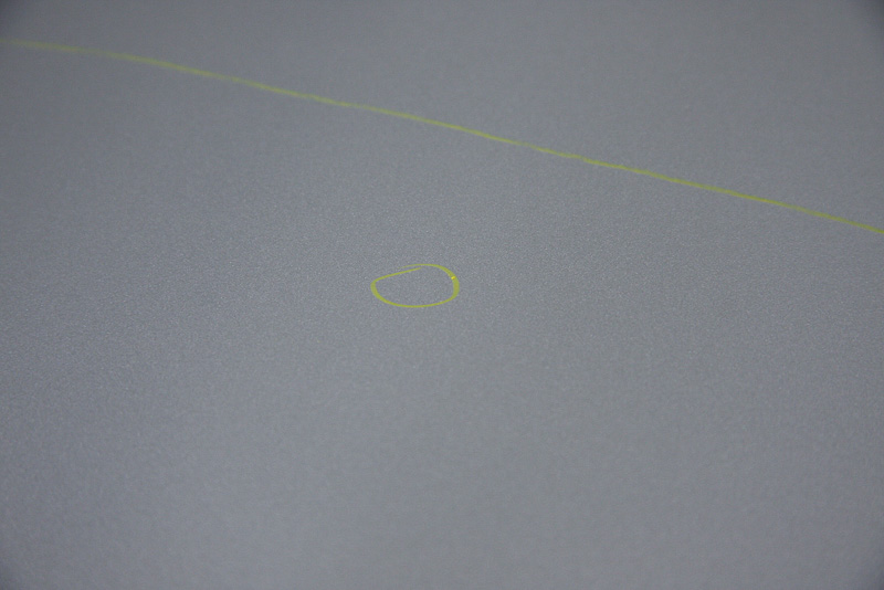 乾燥後に審査されたボンネット。ほぼ中央の位置に10×20cm（縦×横）の計測ゾーンを設定し、この部分の塗膜を膜厚計で実測。範囲内のゴミの数なども審査対象となった