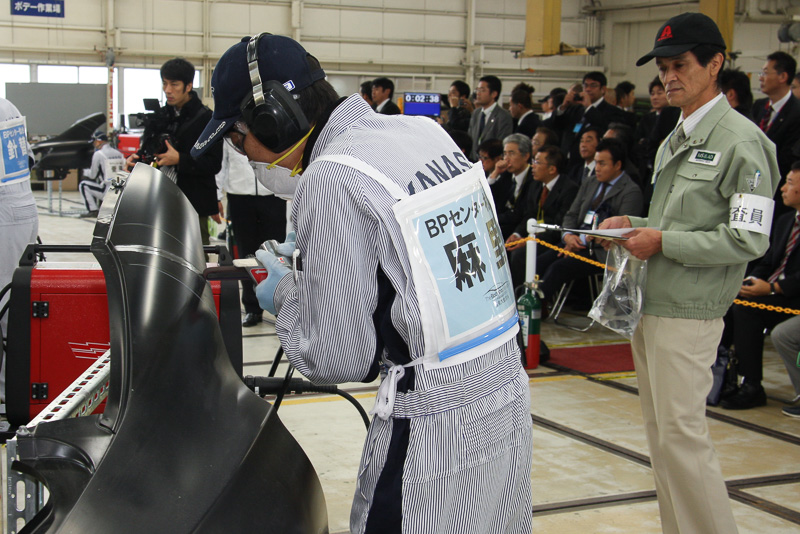 各作業に審査員の目が光る