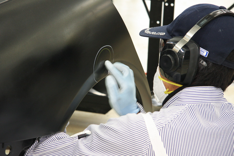 実際の作業前に、凹みの状況を目視と指先の感覚でチェック。プレスラインとの位置関係などによって硬い部分、柔らかい部分が変化するという