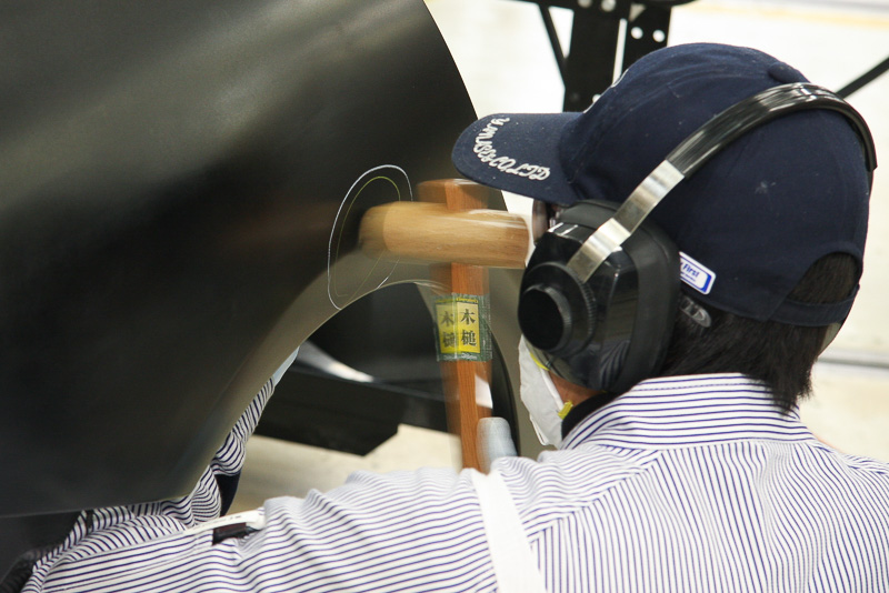 選手により、最初から金属ハンマーで叩く人、まずは木槌から始めて金属ハンマーに持ち替える人と違いがあった