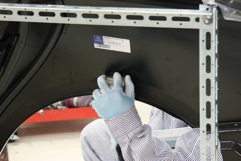 ハンマリングする部位を内側から支える金属製のドリー。ハンマーとドリーをオフセットする「オフドリー」、ドリーを当てた部分を叩く「オンドリー」の2種類の叩き方があるとのこと