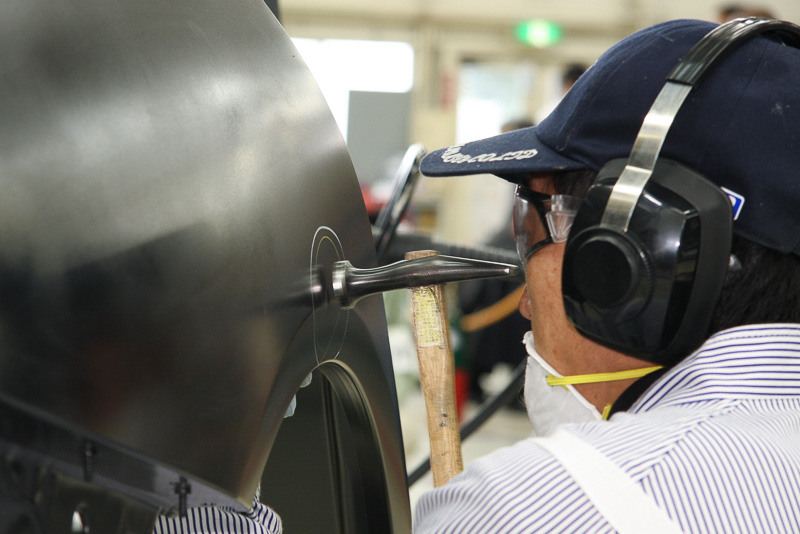地道にコツコツ、カツカツと叩き続けるうち、少しずつ凹みが平面に近づいてくる