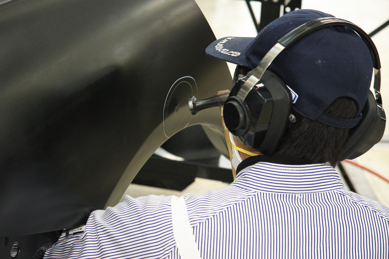 地道にコツコツ、カツカツと叩き続けるうち、少しずつ凹みが平面に近づいてくる