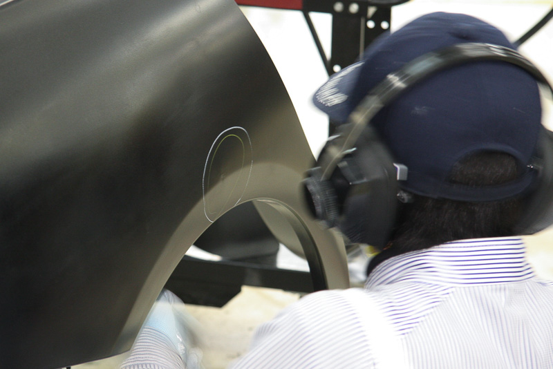 地道にコツコツ、カツカツと叩き続けるうち、少しずつ凹みが平面に近づいてくる