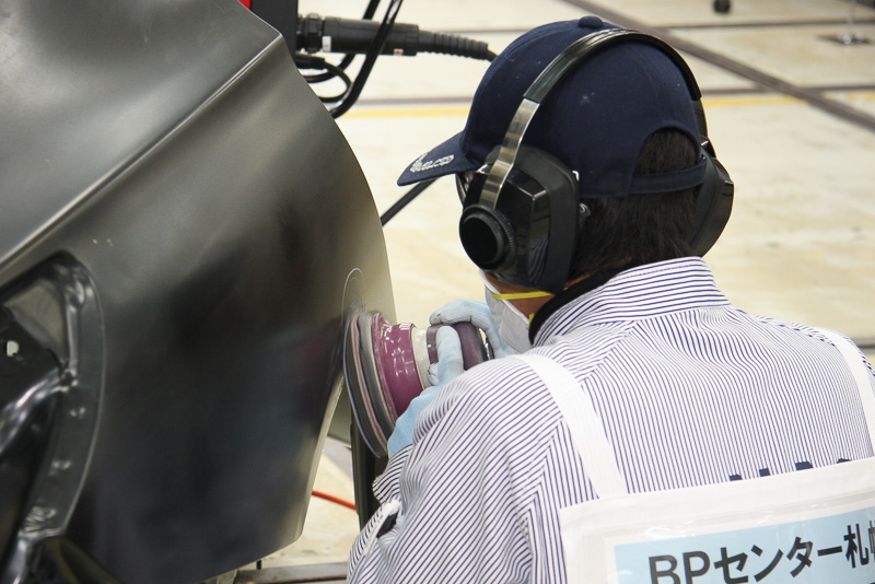 作業の仕上げとして、グラインダーで塗装を落としてパテ盛りの下地作りを実施。実作業ではここからパテを盛りつけていくが、今回の実技審査ではこの段階で終了となった