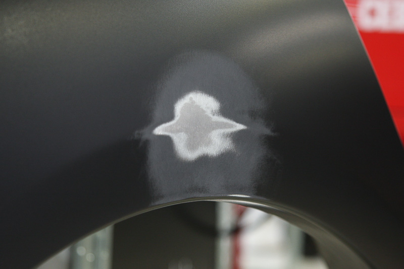 作業の仕上げとして、グラインダーで塗装を落としてパテ盛りの下地作りを実施。実作業ではここからパテを盛りつけていくが、今回の実技審査ではこの段階で終了となった