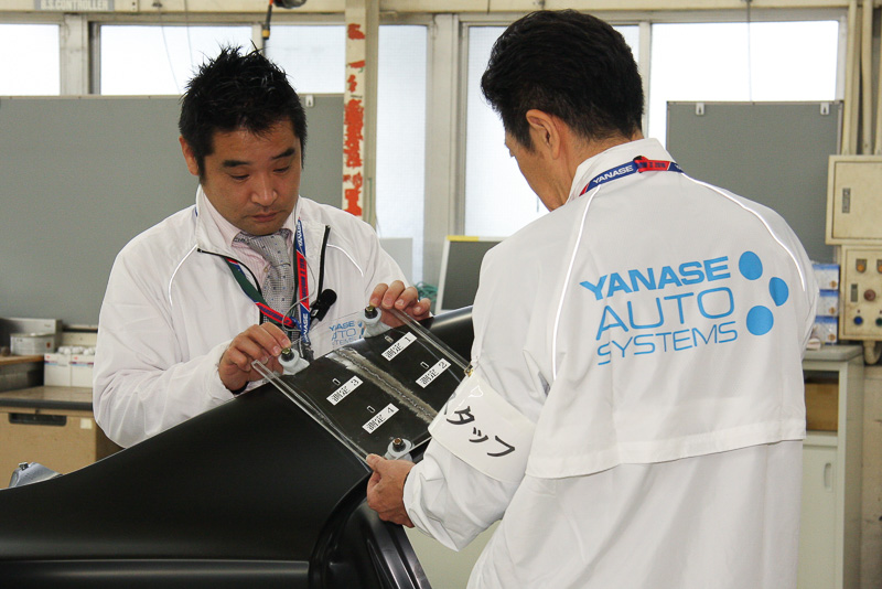 溶接競技のパネルの歪み計測では、4個所に測定位置を設定したアクリルパネルを使用。ノギスを差し込んで奥行きを測り、歪み具合をチェック