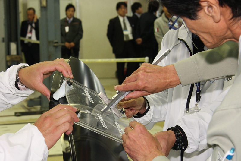 溶接競技のパネルの歪み計測では、4個所に測定位置を設定したアクリルパネルを使用。ノギスを差し込んで奥行きを測り、歪み具合をチェック