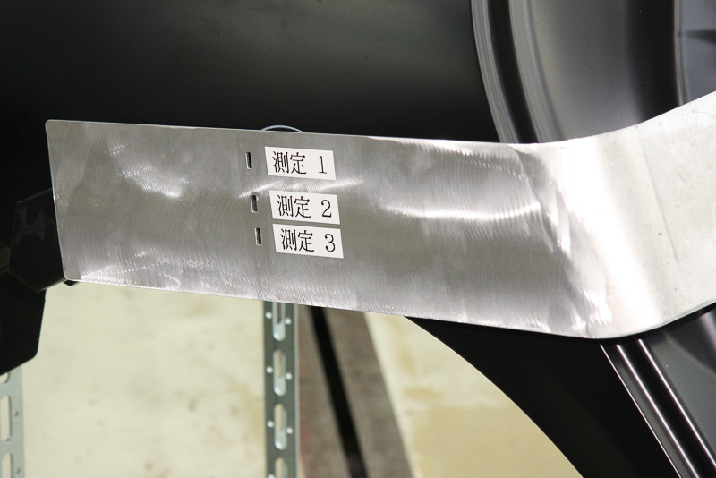 ドアストライカーをボディに固定するホールを利用するハンマリング競技の計測器具。3個所のスリットにノギスを差し込み奥行きを計測。金属製で凝った作りとなっている