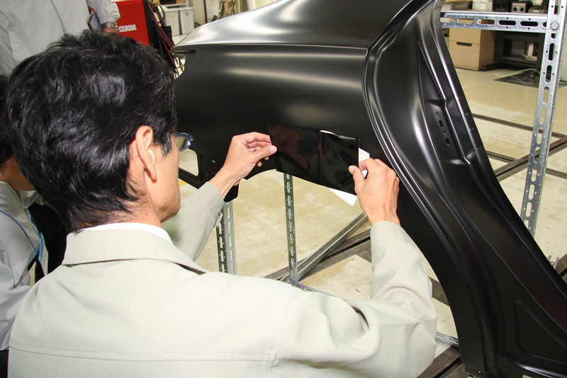 奥行きの計測後、ハンマリングされた部分にカッティングシートを貼り付けて目視した美しさや指先の感覚でもチェックを実施