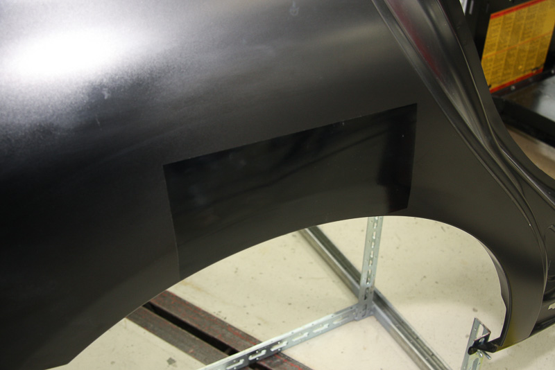 奥行きの計測後、ハンマリングされた部分にカッティングシートを貼り付けて目視した美しさや指先の感覚でもチェックを実施