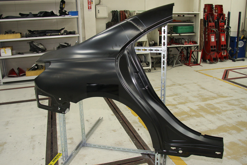 塗装部門の1位となった森本徹氏。課題となったメルセデス・ベンツ CLAクラスはこれまでに扱ったことがなく、また通常は車両ごと作業するところがパネル単体となっており、ボディーパネルに加えた熱の逃げ場が少なくいつも以上に影響が出たという。また、パネルを支える部位が通常とは異なり荷重のかかり方が違うので歪み方も変化していることなどの困難があったが、これまでの積み重ねが結果に結びついて自分でも驚いていると語った