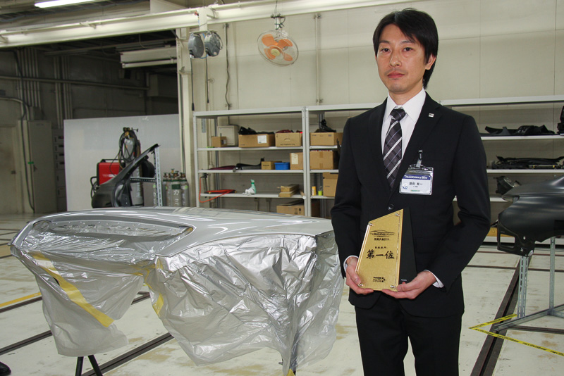 塗装部門の1位となった須田有一氏。水性塗料は溶剤系塗料と比べて扱いが難しく、さらに当日は雨が降って湿度が上下するなど困難な状況だった。そんな水性塗料を使って1位になれたことが本当に嬉しいとコメント。また、水性塗料は配合するフレークが均一に分散しやすいなど塗料として優れている部分もあると語った
