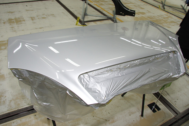 塗装部門の1位となった須田有一氏。水性塗料は溶剤系塗料と比べて扱いが難しく、さらに当日は雨が降って湿度が上下するなど困難な状況だった。そんな水性塗料を使って1位になれたことが本当に嬉しいとコメント。また、水性塗料は配合するフレークが均一に分散しやすいなど塗料として優れている部分もあると語った