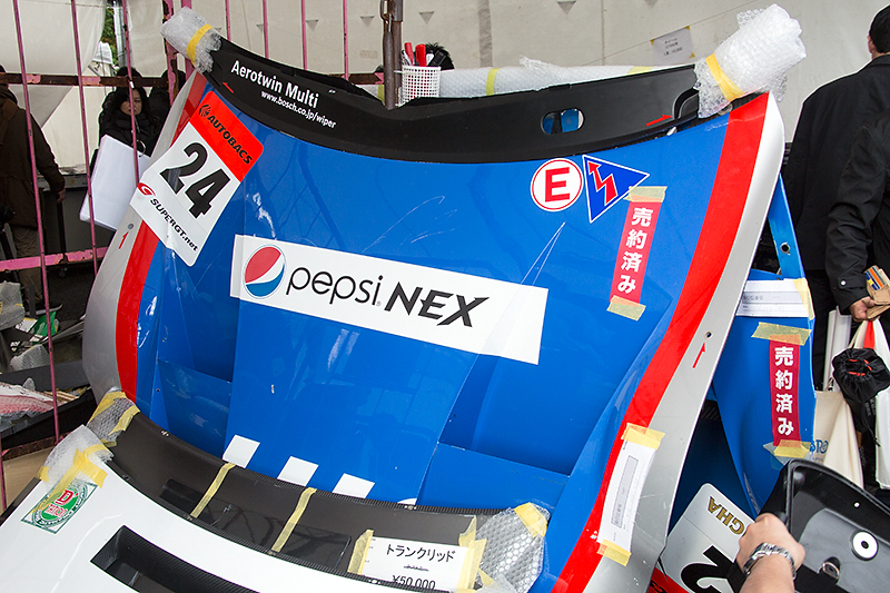 レースで実際に使われたパーツが並ぶガレージセール。3枚しかなかったボンネットフードはすぐに売約済みとなってしまった