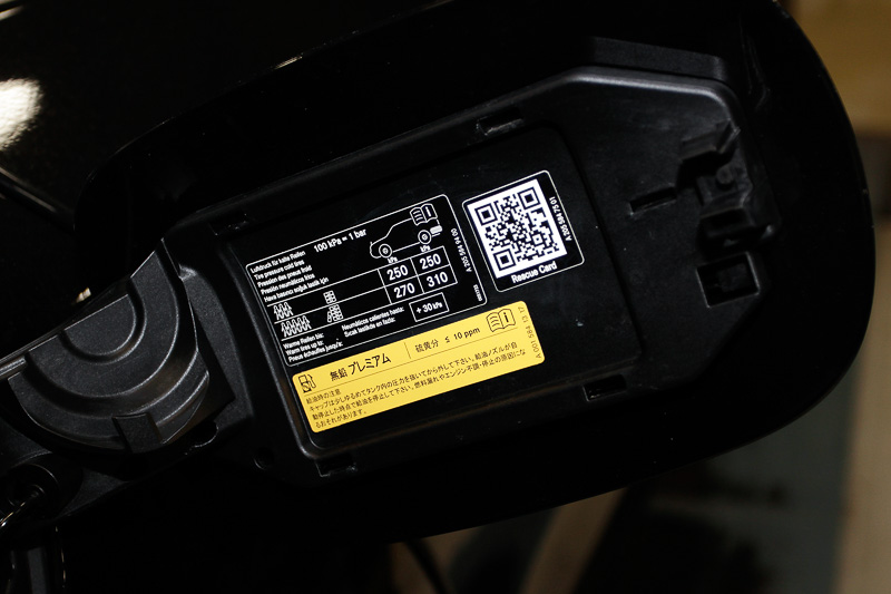 事故発生時などに消防組織のレスキュー隊が乗員救出のためにボディーを切断することがある。しかし、超高張力鋼板の部分は容易には切れず、ハイブリッドカーなどは高圧ケーブルなどの位置も気になる。そこで最近の車両に用意されているの「レスキューQRコード」。読み取り機にQRコードを認識させると、切断困難個所や二次被害が出る部分が表示される。これによって効率のよい救助活動が可能になるのだ