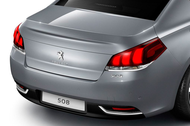 セダンではフロント15mm、リア25mmのオーバーハング延長でSWと同じ全長となった