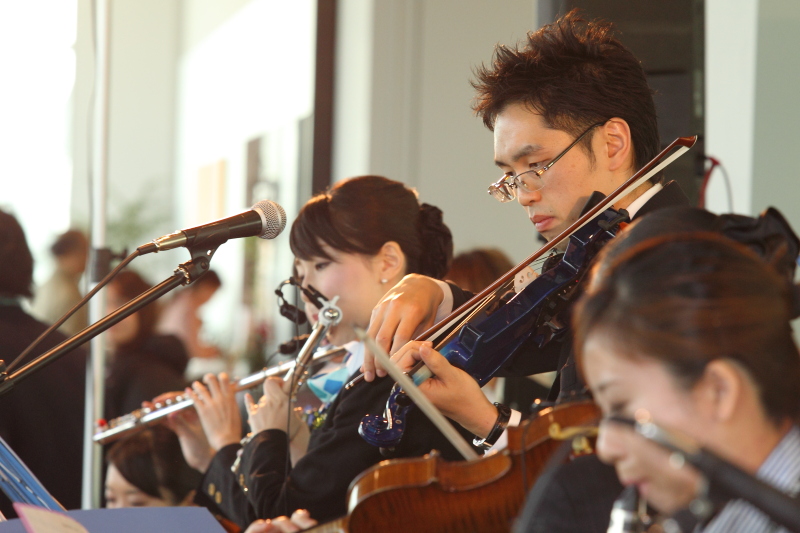 パイロット、キャビンアテンダントからグランドスタッフ、ケータリングサービスを行うスタッフまで参加するANAグループの合同チームだ