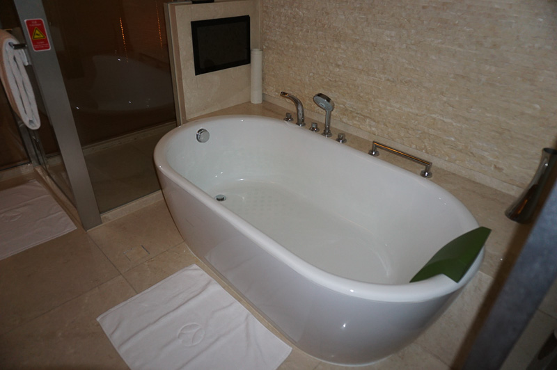日本からの観光客として嬉しいのは、ゆったりとしたサイズのバスタブ。液晶テレビも備わっている豪華仕様だ