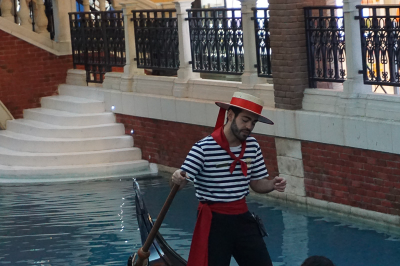 ゴンドラは舟漕ぎのほかに4人まで乗ることができる。舟漕ぎは船を漕ぎながら歌ったりしてくれる