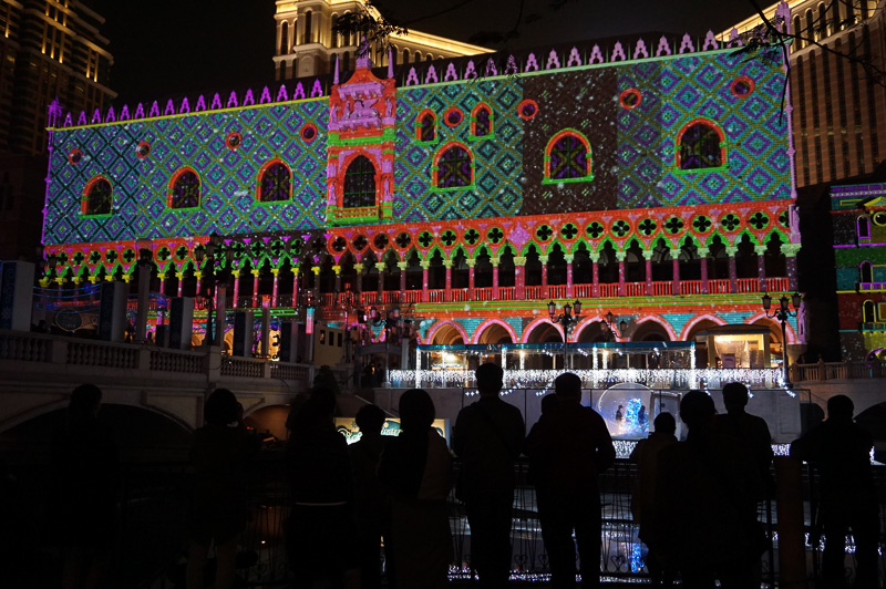 The Venetian Macao Resort Hotelでは投影機を利用したプロジェクションマッピングのショーが毎晩1時間ごとに行われていた。見学無料