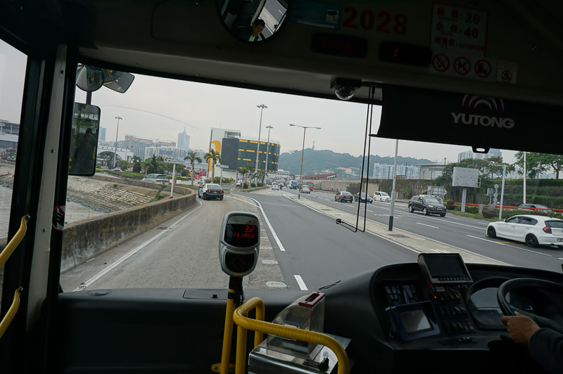 フェリーターミナルをレーシングカーと同じ方向に走るバスに乗ると、マカオGP時にピットレーンとして使われる道をバスで走ることができる（もちろん運転はできないが……）。これで2パタカなら安いものだ