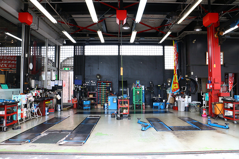 いつ来ても綺麗で整然としたピットスペース。このリフト、いつかは自宅に……