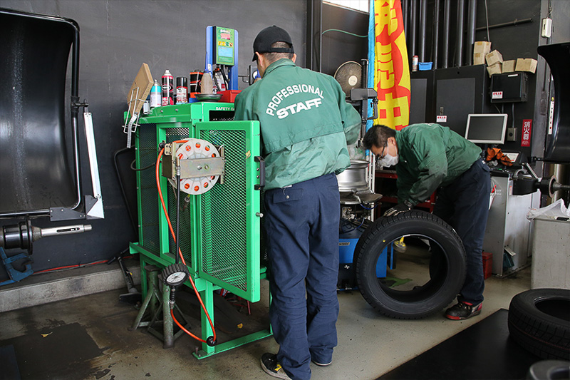 すべての動作に無駄がなく、かつ的確。空気充填時はタイヤセーフティケージに入れるなど、どこでも当たり前な「はず」の安全手順をキッチリ行っているのも大変好印象