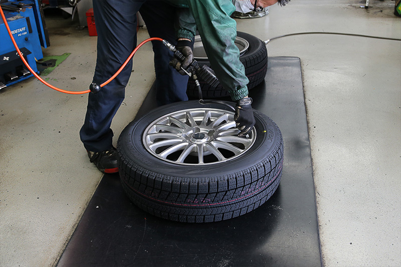すべての動作に無駄がなく、かつ的確。空気充填時はタイヤセーフティケージに入れるなど、どこでも当たり前な「はず」の安全手順をキッチリ行っているのも大変好印象