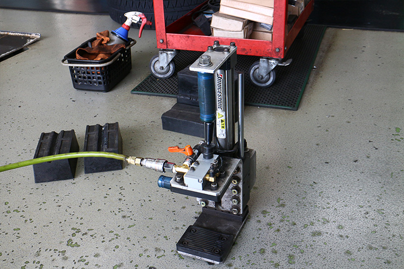 今回も「B-SYSTEMセンタリングマシン」で振動を与えつつ、完璧センターフィットで取り付け。トルクレンチのカチッという音が心地よい