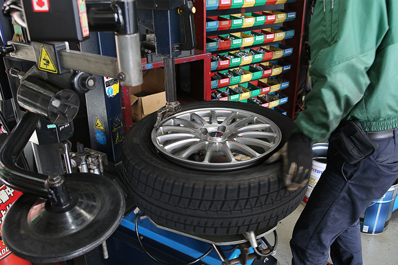 すべての動作に無駄がなく、かつ的確。空気充填時はタイヤセーフティケージに入れるなど、どこでも当たり前な「はず」の安全手順をキッチリ行っているのも大変好印象
