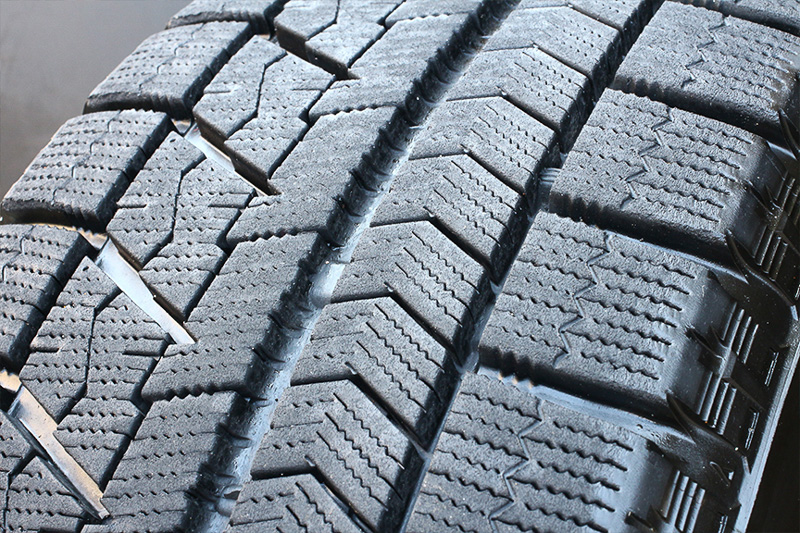 ［約1万km走行後］重量級FFミニバンの前輪に履かせたスタッドレスタイヤには相当なストレスが掛かる訳だが、ブロックパターンの一部が飛ぶようなこともなく極めて綺麗