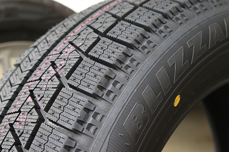 低燃費と雪道性能を両立するという「非対称サイド形状」の外側部分。手で触った感触としては、REVO GZ同様「結構シッカリしているなぁ（硬め）」という印象