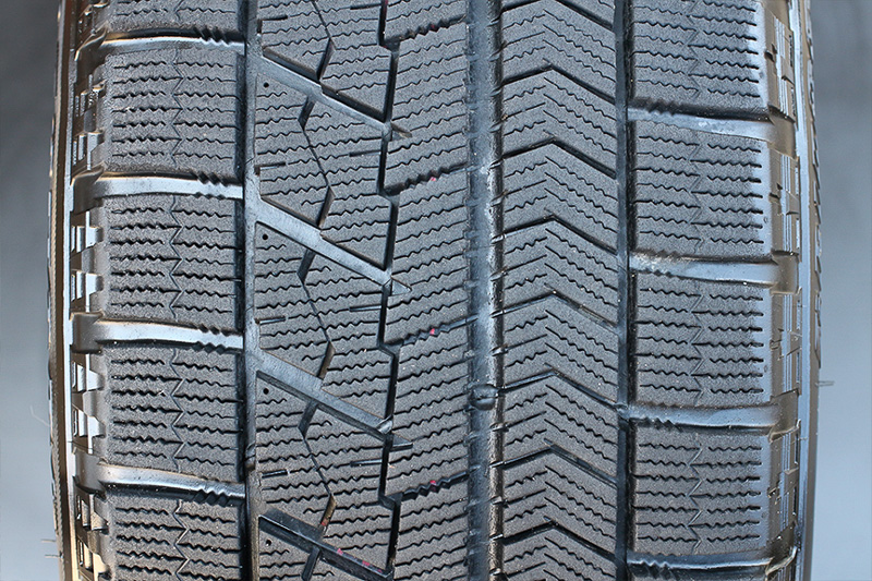 ［約1万km走行後］ およそ1万km走行した前輪は、片減りもなく綺麗に摩耗した約9分山状態。アクティブ発泡ゴムが頼もしい。ちなみに後輪は、まだ縦模様が残ったままだった