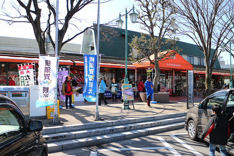 首都高 川口PAに立ち寄ると、先日ドライブしてきた横須賀の観光キャンペーンをやっていた。おやつ用にカレーパンを購入
