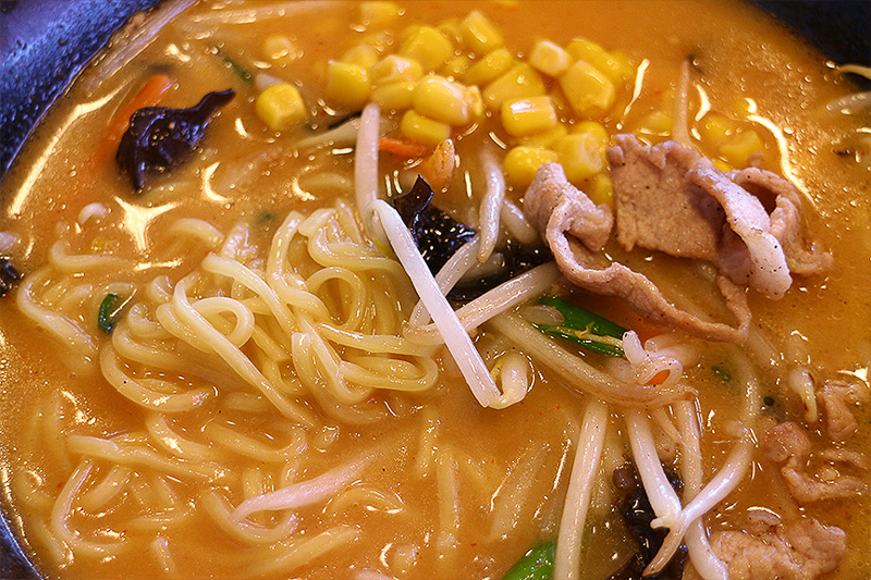 そして早速、お約束のラーメンタイム（笑）。いつものように、筆者は味噌、助手は醤油