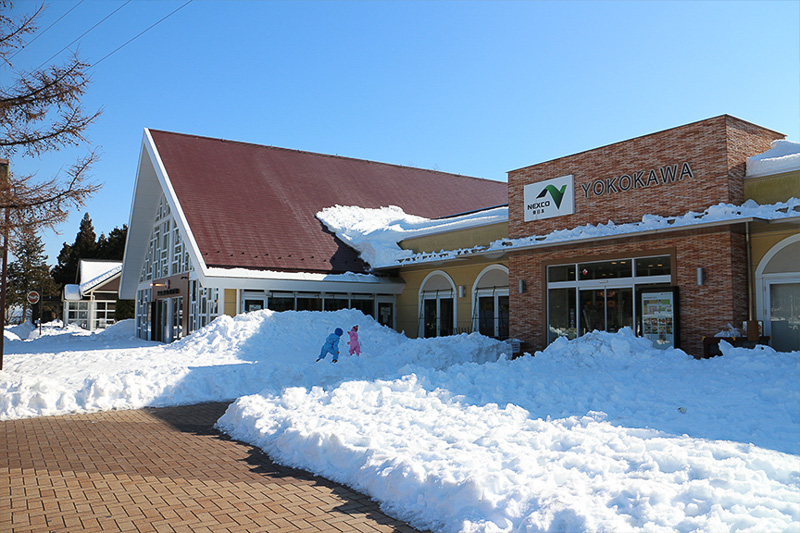 一気に進んで、上信越自動車道の横川SA。見てのとおり結構な量の雪が降ったようなのだが、道路も通路も完全ドライ。ちょっと不安……