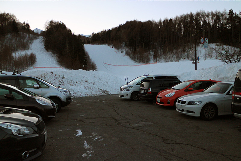 お気に入りの、休暇村乗鞍高原に到着。黒い地面を見て、さすがに冷や汗が出てくる筆者であった