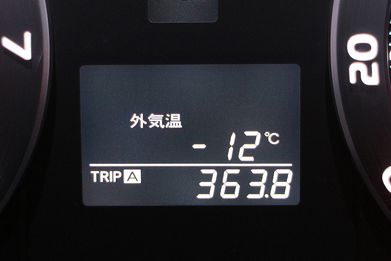 夜になり、気温は十二分というか－12℃で骨まで寒い。が、雪は降らない