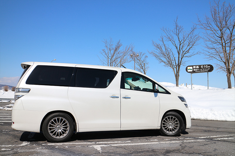 完璧に除雪した後、数日快晴が続いてすべてとけて流れて、そのまま雪が降らないとこうなる、の図。気温は低いので、水を流せば直ちに凍るレベル