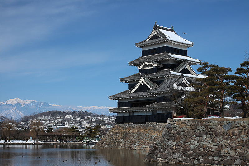 国宝の松本城へ。素晴らしい青空、一面の雪、素晴らしいコントラストでお城が引き立っていた