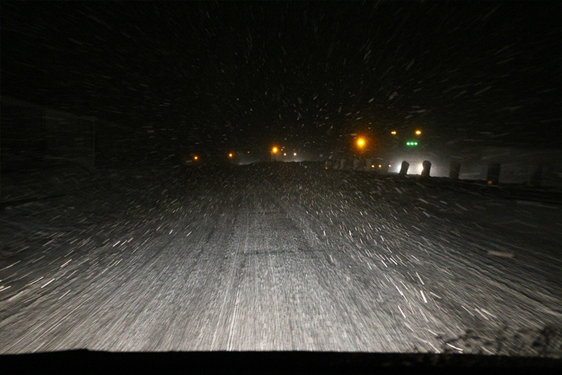 関越自動車道の水上IC（インターチェンジ）を過ぎたあたりから、やっと見慣れた雪景色に出会うことができた。雪の感触と、VRXの手応えを全身で感じ取る